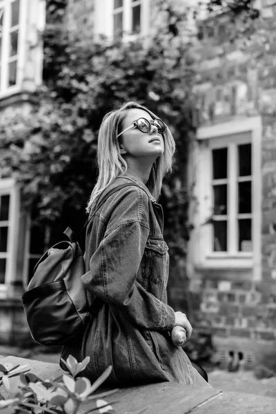 Jonge Dame Jeans Jasje Middeleeuwse Straat Van Bremen Duitsland Trevel — Stockfoto