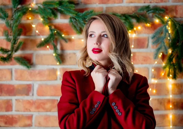 Portrait Une Jeune Fille Manteau Rouge Sur Fond Lumières Noël — Photo