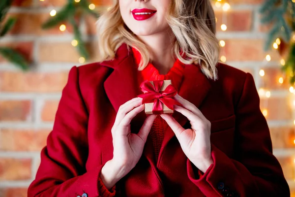 Portréja Egy Fiatal Lány Piros Kabátot Díszdobozban Karácsonyi Fények Háttér — Stock Fotó