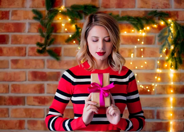 Portrait Une Jeune Fille Pull Rayures Rouges Avec Boîte Cadeau — Photo