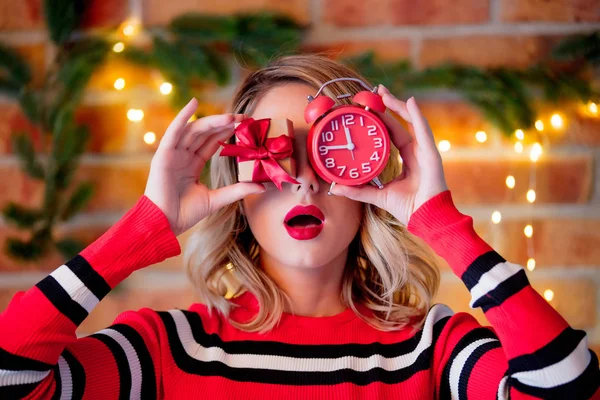 Portrait Une Jeune Fille Pull Rayures Rouges Avec Boîte Cadeau — Photo