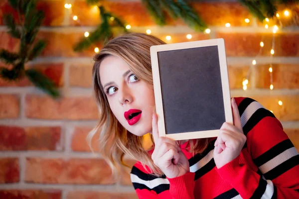 Retrato Uma Jovem Camisola Listrada Vermelha Com Quadro Negro Fundo — Fotografia de Stock