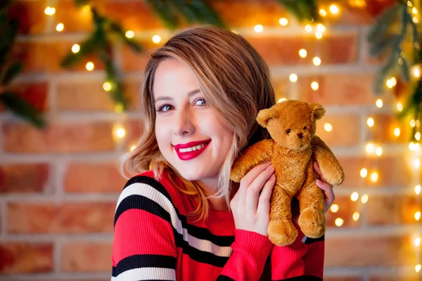 Retrato Una Joven Suéter Rayas Rojas Con Juguete Oso Peluche —  Fotos de Stock