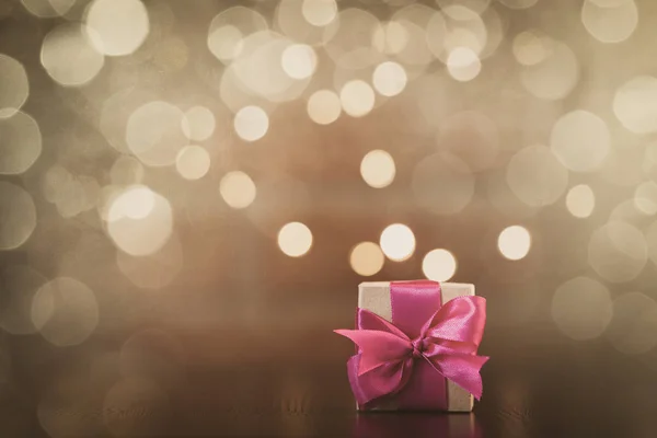 Handgemachte Geschenkschachtel Mit Lila Schleife Auf Holztisch Mit Lichtern Auf — Stockfoto