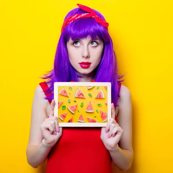 Porträt Eines Überraschten Jungen Mädchens Mit Lila Haaren Und Tafel — Stockfoto