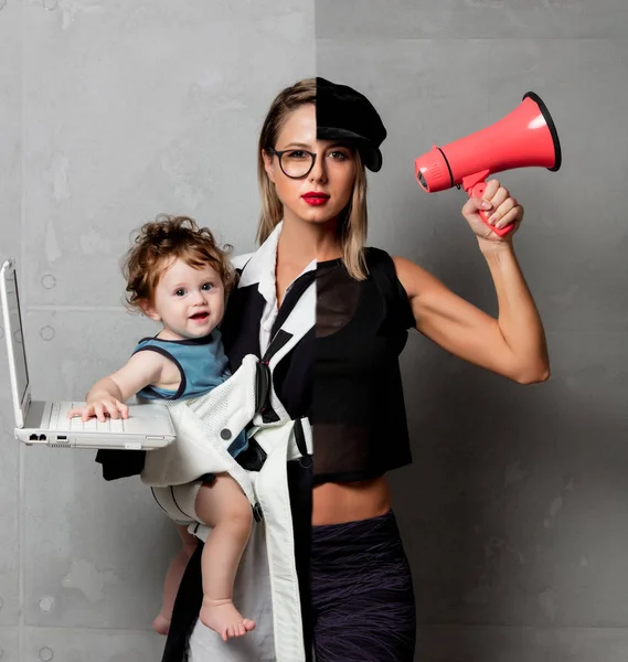 ビジネスの女性とフェミニズムの戦闘機を組み合わせた若い母親 — ストック写真