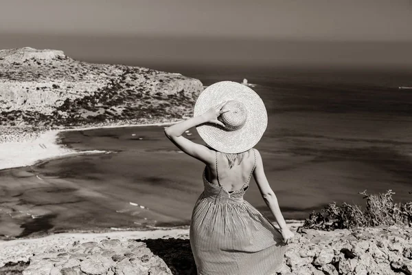 Ung Rödhårig Flicka Hatt Och Klänning Med Havskust Balos Kreta — Stockfoto