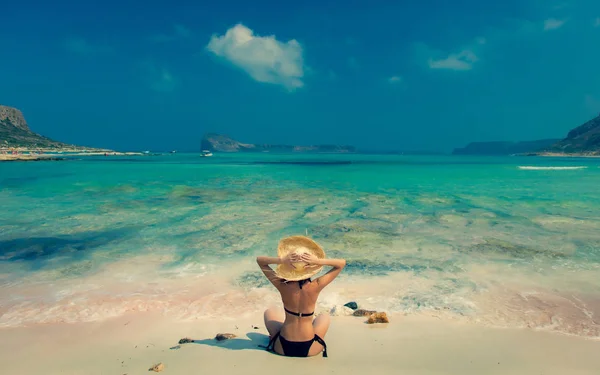 Chica Pelirroja Joven Bikini Negro Con Sombrero Playa Balos Oeste —  Fotos de Stock