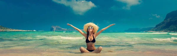 Chica Pelirroja Joven Bikini Negro Con Sombrero Playa Balos Oeste —  Fotos de Stock