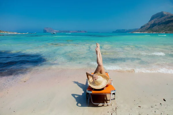 Mladá Zrzka Dívka Černých Bikinách Kloboukem Ležícím Lehátku Pláži Balos — Stock fotografie