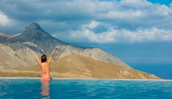 Chica Pelirroja Joven Bikini Rojo Piscina Con Mar Montaña Fondo —  Fotos de Stock