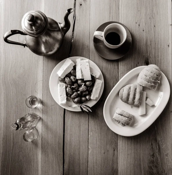 Traditionelles Kretisches Frühstück Brot Käse Und Kaffee Auf Einem Holztisch — Stockfoto