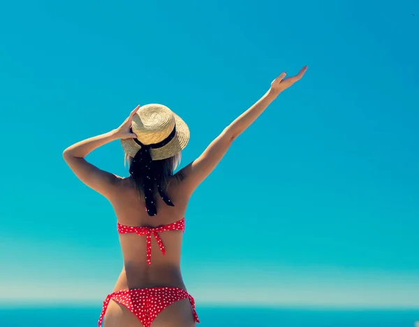 Jong Meisje Bikini Terras Met Blauwe Zee Lucht Achtergrond Kreta — Stockfoto