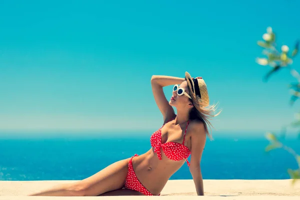 Menina Biquíni Terraço Com Mar Azul Céu Fundo Creta Grécia — Fotografia de Stock