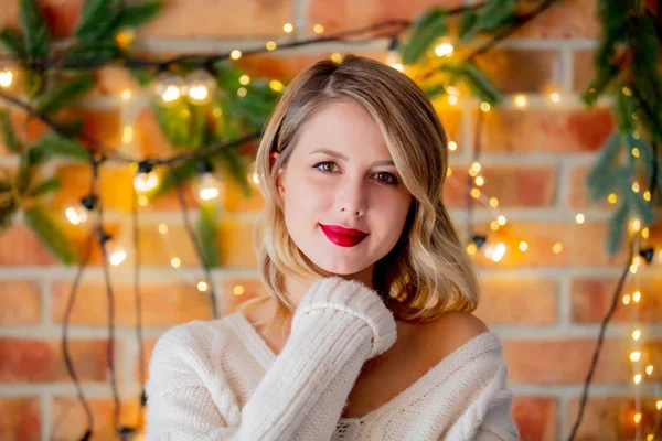 Retrato Uma Jovem Mulher Acolhedora Suéter Branco Com Luzes Natal — Fotografia de Stock