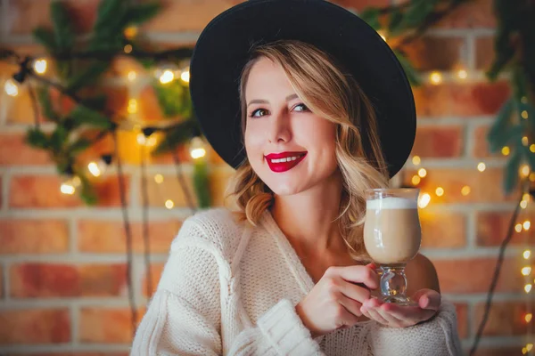 Porträtt Ung Mysig Kvinna Vit Tröja Med Kopp Kaffe Och — Stockfoto