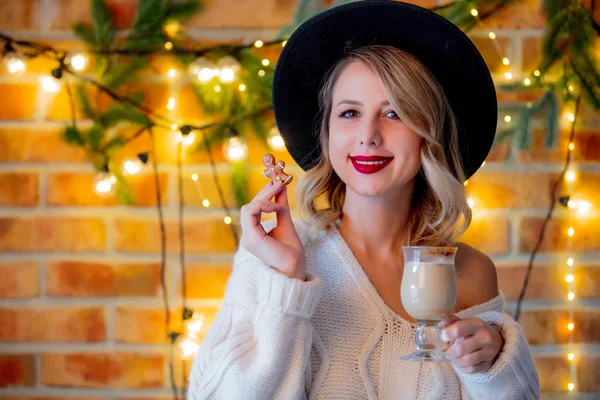 Retrato Uma Jovem Mulher Acolhedora Suéter Branco Com Xícara Café — Fotografia de Stock