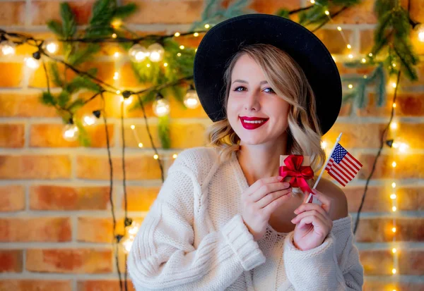Portrét Mladé Ženy Útulný Bílém Svetru Přítomných Dárek Vlajka Usa — Stock fotografie