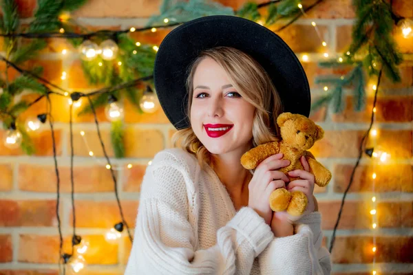 Portrét Mladé Ženy Útulný Bílém Svetru Teddy Beartoy Vánoční Světla — Stock fotografie