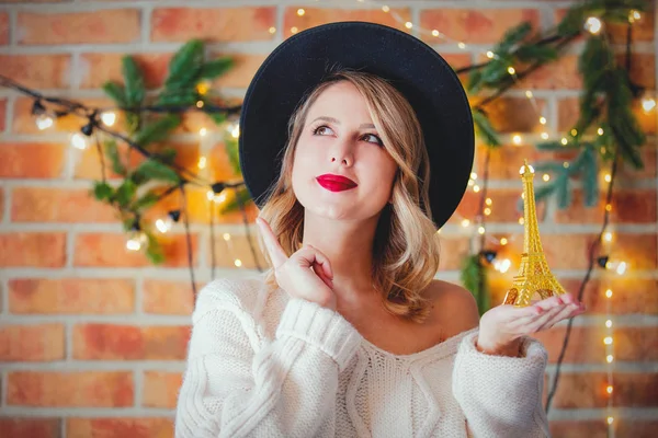 Retrato Uma Jovem Mulher Acolhedora Com Torre Eiffel Luzes Natal — Fotografia de Stock