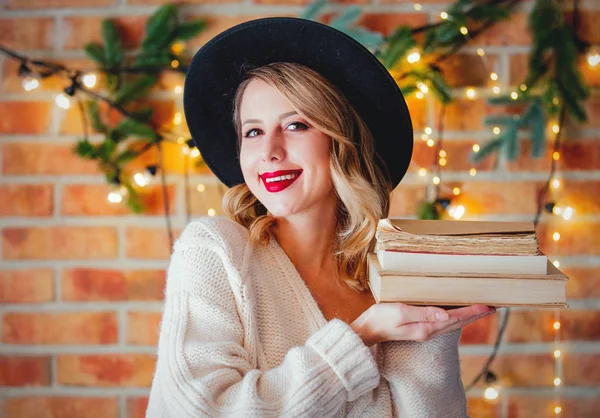 Retrato Uma Jovem Mulher Acolhedora Suéter Branco Com Livros Luzes — Fotografia de Stock