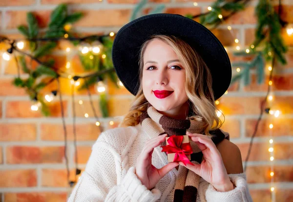 Portrait Une Jeune Femme Confortable Pull Blanc Avec Cadeau Lumières — Photo