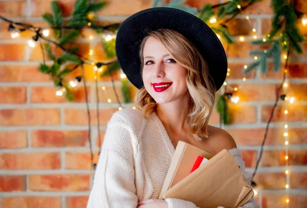 Retrato Uma Jovem Mulher Acolhedora Suéter Branco Com Livros Luzes — Fotografia de Stock