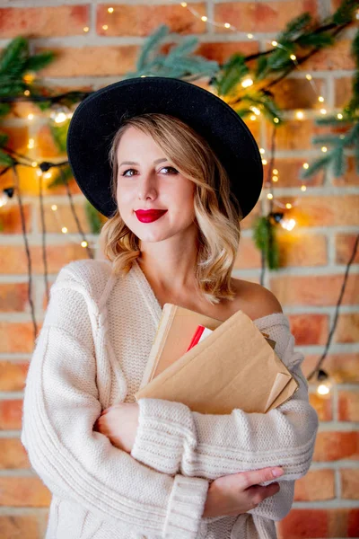 Ritratto Giovane Donna Accogliente Maglione Bianco Con Libri Luci Natalizie — Foto Stock