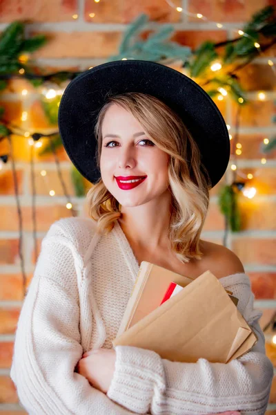 Portrait Une Jeune Femme Confortable Pull Blanc Avec Livres Lumières — Photo