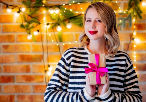 Retrato Uma Jovem Mulher Acolhedora Com Presente Luzes Natal Ramo — Fotografia de Stock