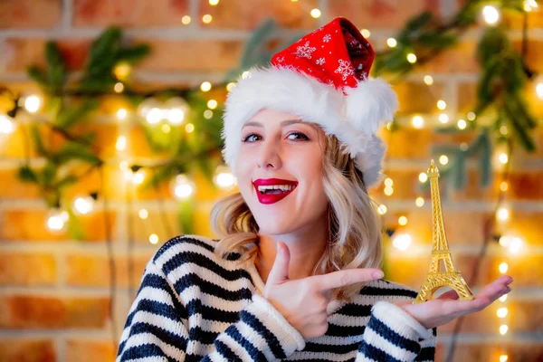 Retrato Uma Jovem Mulher Acolhedora Com Torre Eiffel Luzes Natal — Fotografia de Stock