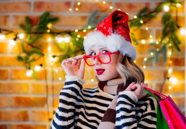 Bevásárló Táskák Karácsonyi Fények Fenyő Ága Háttérben Egy Fiatal Hangulatos — Stock Fotó