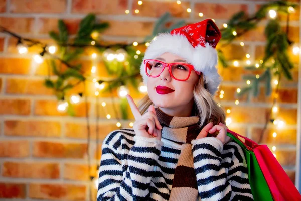 Retrato Uma Jovem Mulher Acolhedora Com Sacos Compras Luzes Natal — Fotografia de Stock
