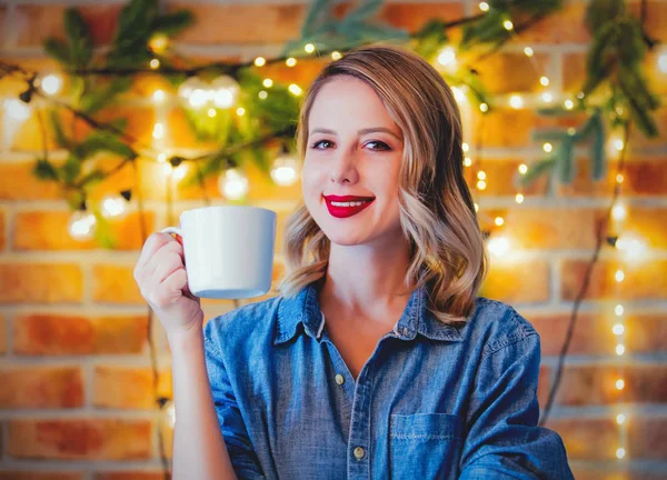Rahat Bir Kadın Portresi Ile Fincan Kahve Noel Işıkları Çam — Stok fotoğraf
