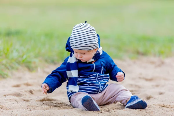 Маленький Мальчик Играет Песке Детской Площадке Один Парке — стоковое фото