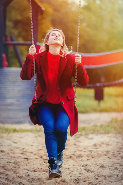 Menina Jovem Divertir Balanço Das Crianças Parque Infantil Outono — Fotografia de Stock