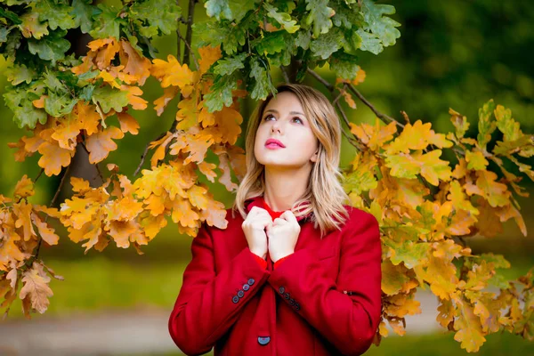 Mujer Joven Con Abrigo Rojo Cerca Roble Parque Temporada Otoño — Foto de Stock