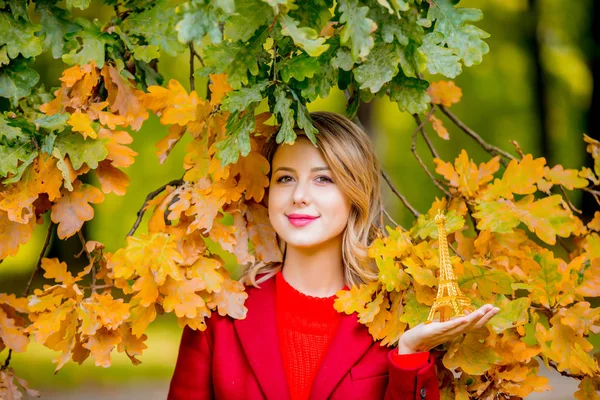 Portret Van Een Jonge Gezellige Vrouw Met Eiffel Toren Speelgoed — Stockfoto