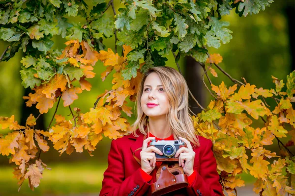 Jonge Vrouw Rode Jas Vintage Camera Herfst Seizoen Park — Stockfoto