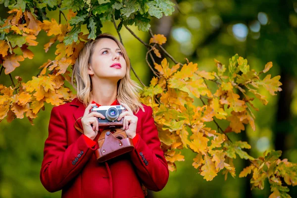 Giovane Donna Cappotto Rosso Fotocamera Vintage Nel Parco Della Stagione — Foto Stock