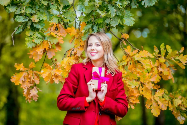 Junge Frau Rotem Mantel Und Geschenkbox Herbst Saisonpark — Stockfoto