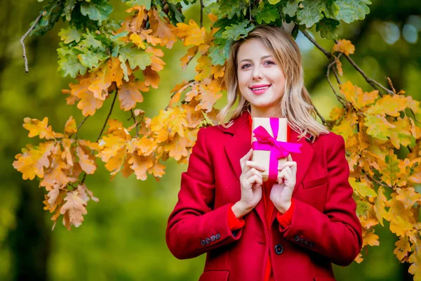 Молода Жінка Червоному Пальто Подарункова Коробка Осінньому Парку Сезону — стокове фото