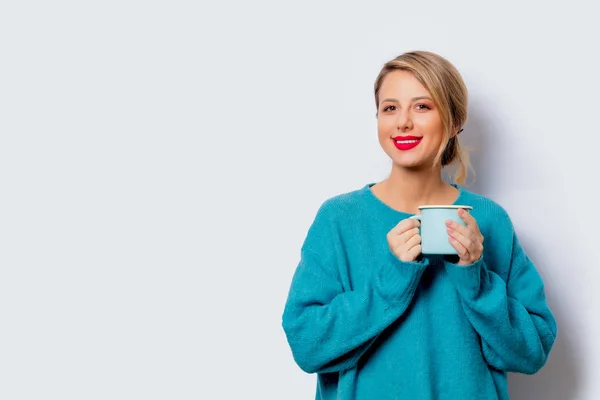 Portrait Beautiful White Smiling Woman Blue Sweater Cup Coffee White — Stock Photo, Image