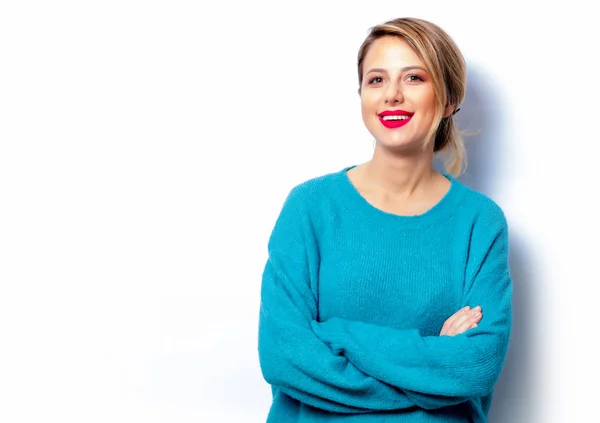 Retrato Uma Bela Mulher Branca Sorridente Suéter Azul Sobre Fundo — Fotografia de Stock