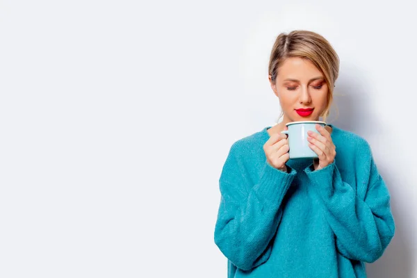 青いセーターに白い笑顔は美人の分離 白い背景の上のコーヒー カップを持つ肖像画 — ストック写真