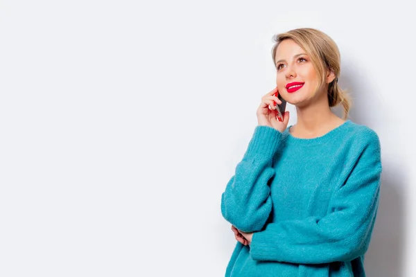 Retrato Uma Bela Mulher Branca Sorridente Suéter Azul Com Telefone — Fotografia de Stock