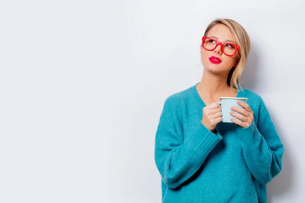 Portrait Beautiful White Smiling Woman Blue Sweater Cup Coffee White — Stock Photo, Image