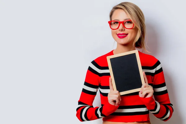 Portrait Une Belle Femme Souriante Blanche Pull Rouge Avec Tableau — Photo