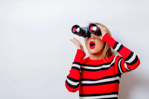 Ritratto Bella Donna Bianca Maglione Rosso Con Binocolo Sfondo Bianco — Foto Stock