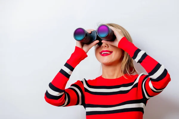 Ritratto Bella Donna Bianca Maglione Rosso Con Binocolo Sfondo Bianco — Foto Stock